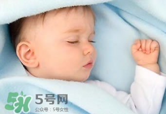 寶寶睡覺出汗多還要蓋被嗎？寶寶睡覺出汗多怎么辦？