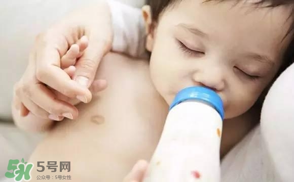 寶寶睡覺吃奶好嗎？寶寶睡覺吃奶怎么辦？