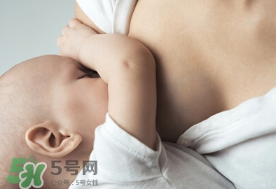 母乳喂養(yǎng)胸部會變形嗎？如何避免產后乳房變形？
