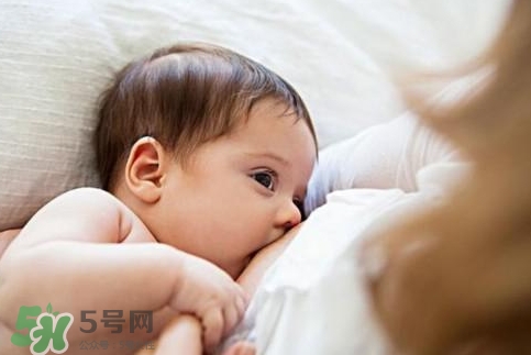 母乳喂養(yǎng)胸部會變形嗎？如何避免產后乳房變形？
