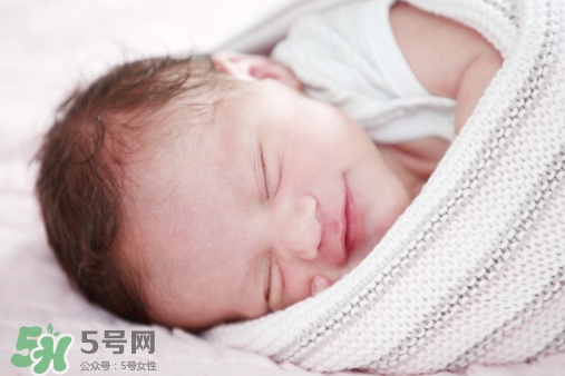 寶寶睡覺頭出汗是熱嗎？寶寶睡覺頭出汗是怎么回事？