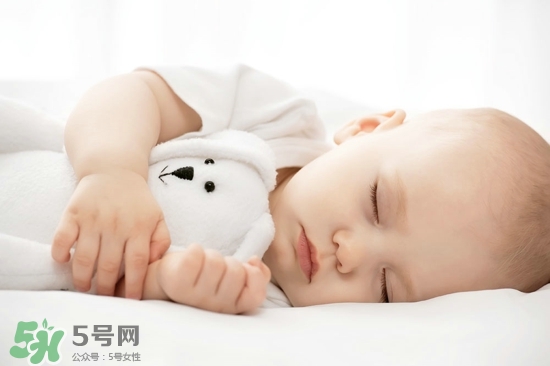寶寶睡覺突然大哭是什么原因？寶寶睡覺突然哭醒怎么辦？