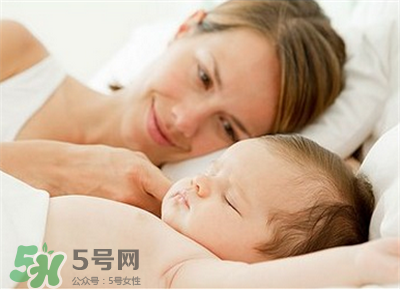 寶寶睡覺出汗多是什么原因？寶寶睡覺的常見誤區(qū)