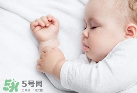 母乳喂養(yǎng)的寶寶需要喂水嗎？母乳喂養(yǎng)的重要性