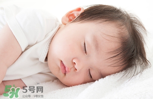 母乳喂養(yǎng)的寶寶需要喂水嗎？母乳喂養(yǎng)的重要性