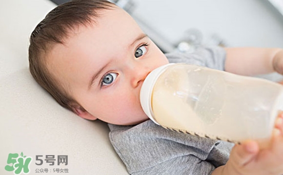 寶寶睡覺吃奶好嗎？寶寶睡覺吃奶怎么辦？