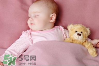 母乳喂養(yǎng)的寶寶需要喂水嗎？母乳喂養(yǎng)的重要性