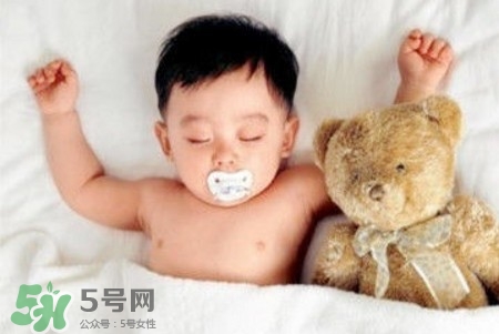 寶寶睡覺出汗多還要蓋被嗎？寶寶睡覺出汗多怎么辦？