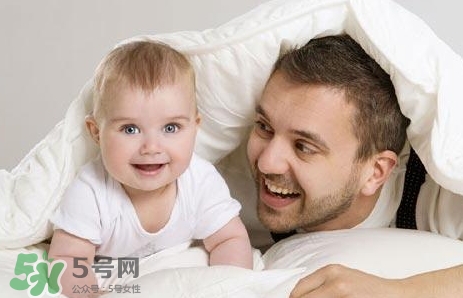 寶寶晚上哭鬧是怎么回事？寶寶晚上哭鬧不睡覺怎么辦？