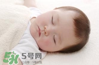 寶寶睡覺出汗多是什么原因？寶寶睡覺的常見誤區(qū)