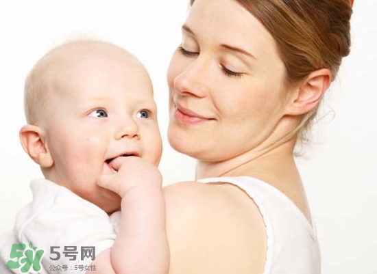 母乳喂養(yǎng)胸部會變形嗎？如何避免產后乳房變形？