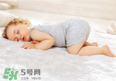 剛出生的寶寶需要枕頭嗎？新生兒需要枕頭定型嗎？