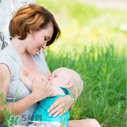 母乳喂養(yǎng)胸部會變形嗎？如何避免產后乳房變形？