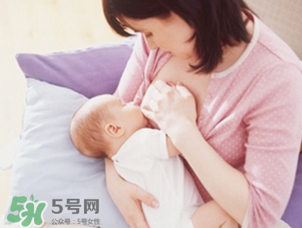 母乳喂養(yǎng)的寶寶大便怎樣正常？母乳喂養(yǎng)的寶寶需要補(bǔ)鈣嗎？