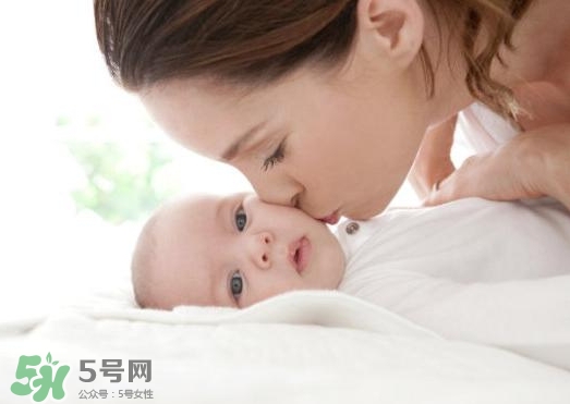 新生兒獨自睡覺好嗎？新生兒要跟父母睡嗎？