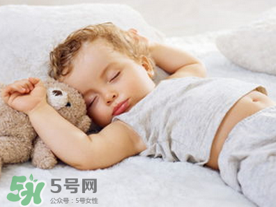 寶寶睡覺出汗多是什么原因？寶寶睡覺的常見誤區(qū)