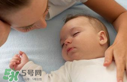 寶寶睡覺搖頭怎么回事？寶寶睡覺搖頭是缺鈣嗎？