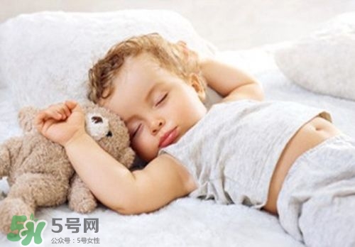 寶寶睡覺頭出汗是熱嗎？寶寶睡覺頭出汗是怎么回事？