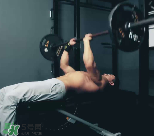臥推多少公斤合格？臥推高手重量曝光