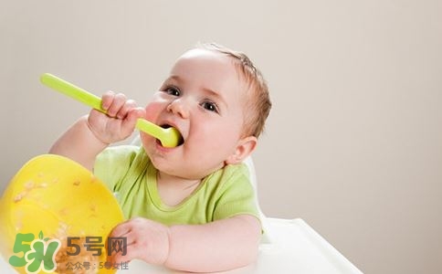 寶寶發(fā)燒出汗可以蓋被子嗎？寶寶發(fā)燒出汗了會(huì)退燒嗎？