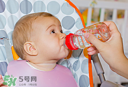 寶寶能喝礦泉水嗎？礦泉水寶寶適合寶寶喝嗎？