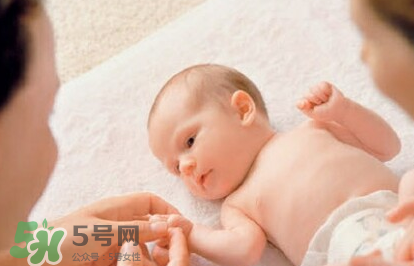 新生兒要多抱抱嗎？新生兒應(yīng)該是多抱還是多躺？