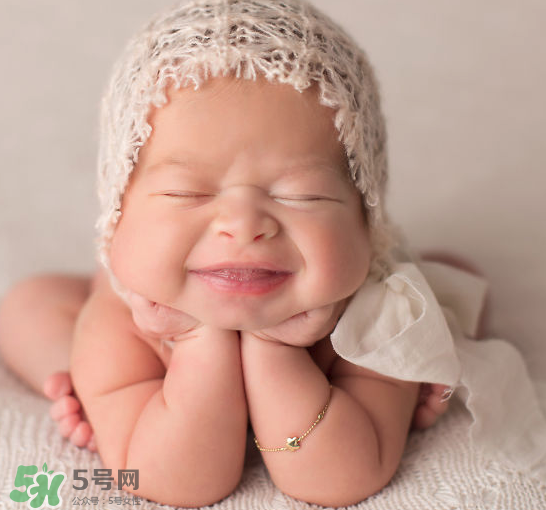 新生兒要多抱抱嗎？新生兒應(yīng)該是多抱還是多躺？