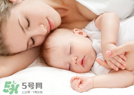 新生兒怎么睡覺姿勢正確？新生兒怎么睡頭型好看？