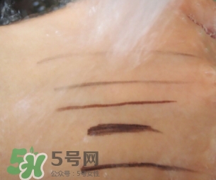 眼線膏要沾水嗎？用干刷子還是濕刷子