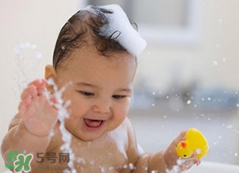 新生兒痤瘡多久會好？新生兒痤瘡能用百多邦嗎？