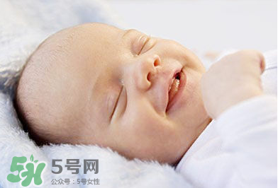 寶寶發(fā)燒出汗可以蓋被子嗎？寶寶發(fā)燒出汗了會(huì)退燒嗎？