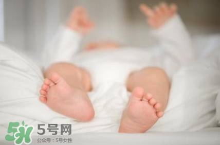 寶寶發(fā)燒睡著了要叫醒吃藥嗎？9個處理寶寶發(fā)燒的辦法