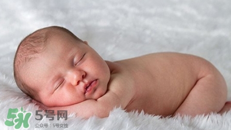 新生兒怎么睡覺姿勢正確？新生兒怎么睡頭型好看？
