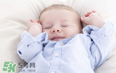 寶寶睡覺為什么會笑？寶寶睡覺笑出聲是做夢了嗎？