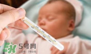 寶寶發(fā)燒睡著了要叫醒吃藥嗎？9個處理寶寶發(fā)燒的辦法