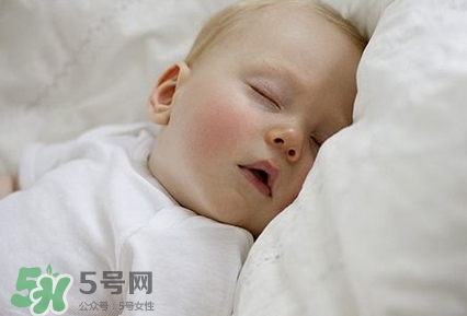 寶寶發(fā)燒睡著了要叫醒吃藥嗎？9個處理寶寶發(fā)燒的辦法