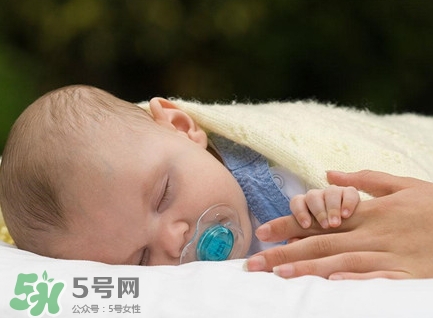 新生兒怎么睡覺姿勢正確？新生兒怎么睡頭型好看？