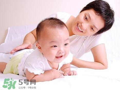 寶寶發(fā)燒出汗可以蓋被子嗎？寶寶發(fā)燒出汗了會(huì)退燒嗎？