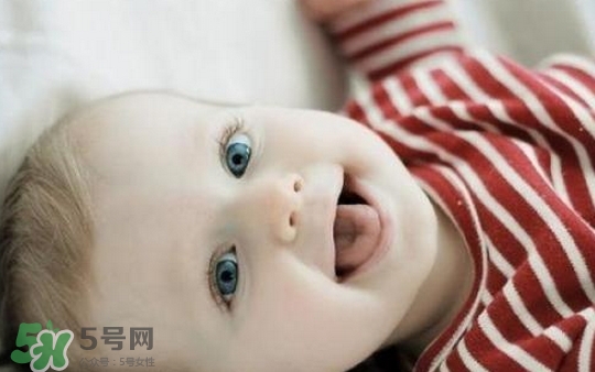 寶寶睡覺為什么會笑？寶寶睡覺笑出聲是做夢了嗎？