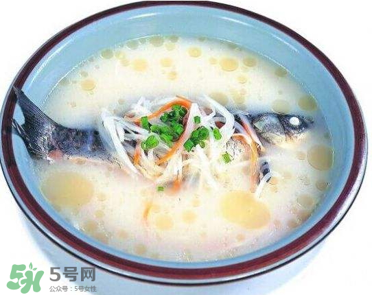 鯽魚湯里可以放什么菜最好？鯽魚燉湯放什么菜？