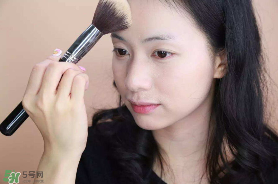 定妝噴霧好還是散粉？定妝噴霧在散粉后用嗎？