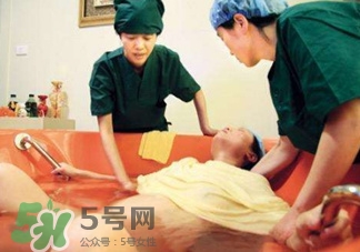 水中分娩時(shí)難產(chǎn)怎么辦？水中分娩和無(wú)痛分娩哪個(gè)好？