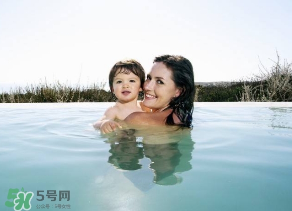 水中分娩時(shí)難產(chǎn)怎么辦？水中分娩和無(wú)痛分娩哪個(gè)好？