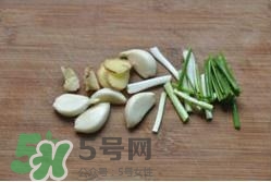 香辣蟹怎么做最好吃？香辣蟹怎么處理螃蟹？
