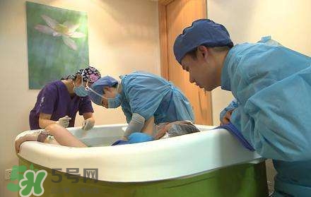 水中分娩時寶寶會嗆水嗎？水中分娩寶寶不會淹嗎？