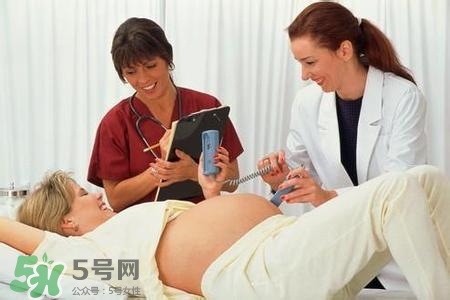 水中分娩時(shí)難產(chǎn)怎么辦？水中分娩和無(wú)痛分娩哪個(gè)好？