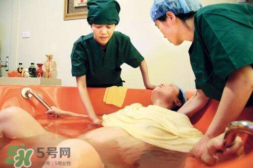 水中分娩時寶寶會嗆水嗎？水中分娩寶寶不會淹嗎？