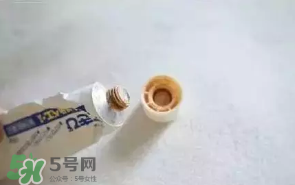 白兔暗瘡膏還是獅王祛痘膏好？?jī)煽铎疃划a(chǎn)品對(duì)比