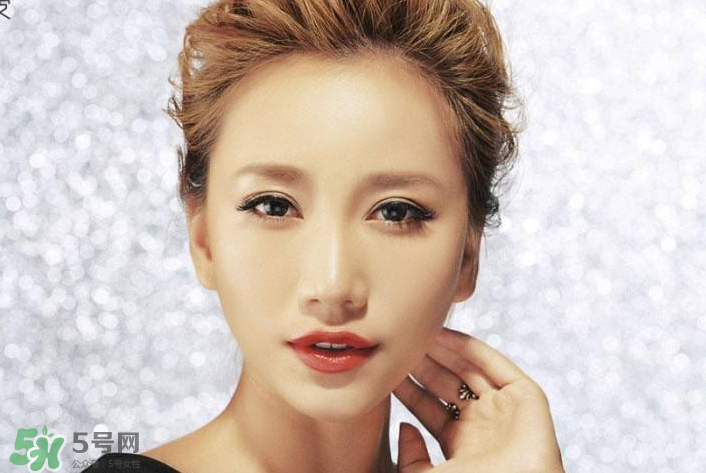 生理鹽水能泡隱形眼鏡嗎？生理鹽水能泡美瞳嗎？