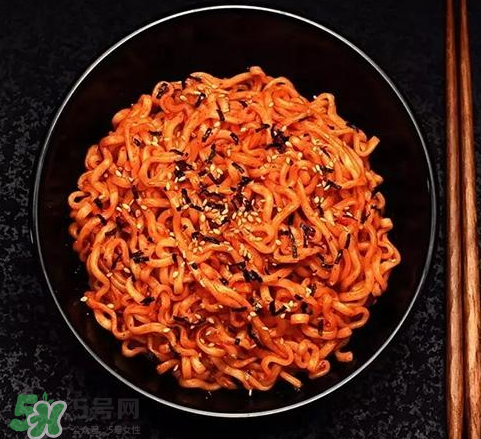國產(chǎn)火雞面和韓國的味道一樣嗎？國產(chǎn)火雞面和韓國有什么區(qū)別？